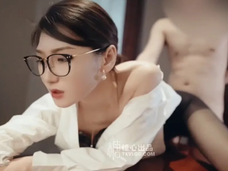 Vào phòng riêng được sếp nữ nứng liếm của quý cho