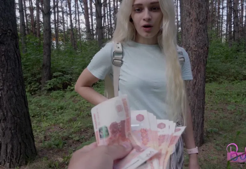 Dùng tiền gạ nắc cô bạn gái hám tiền ngay trong rừng vắng vẻ