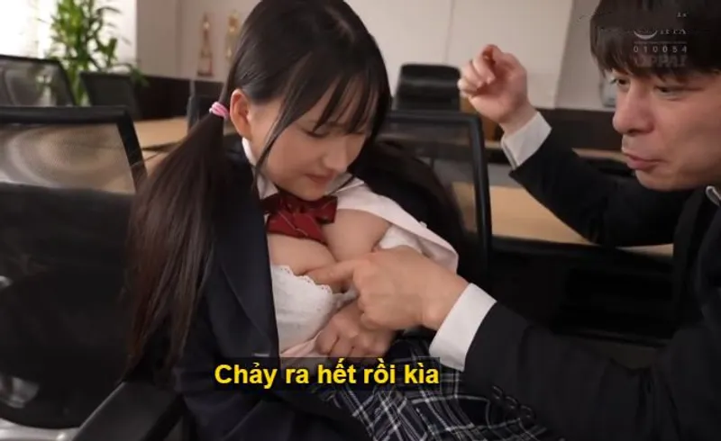 Trong suốt 3 năm, thầy giáo rèn luyện cô học trò ngực đẹp thành “chứa tinh thờ”