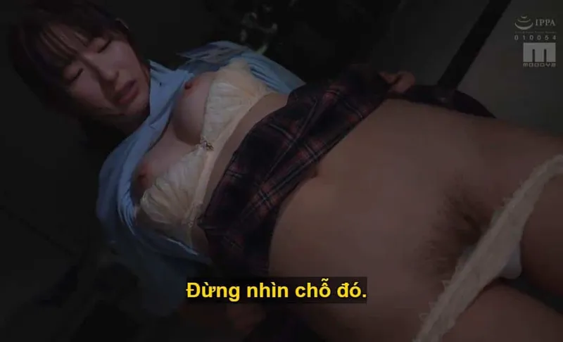 Ông chủ lập mưu chơi em nhân viên kiêu kỳ lười nhác, suốt ngày chỉ chăm chăm chat chit cùng người yêu.
