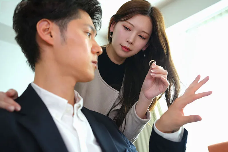 Bà xã đi đi chơi, chồng yêu ở nhà bị nhỏ em người vợ gạ nắc không trượt phát nào